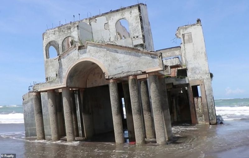 video viral Crowded to see the haunted house in El Salvador seashore