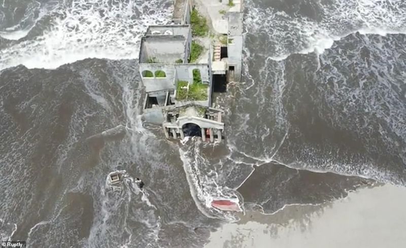 video viral Crowded to see the haunted house in El Salvador seashore