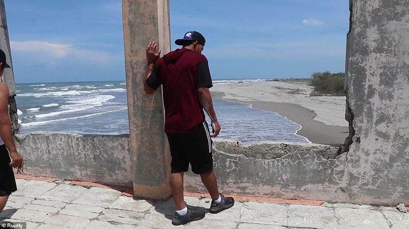 video viral Crowded to see the haunted house in El Salvador seashore