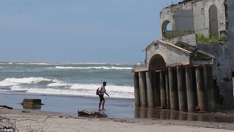 video viral Crowded to see the haunted house in El Salvador seashore