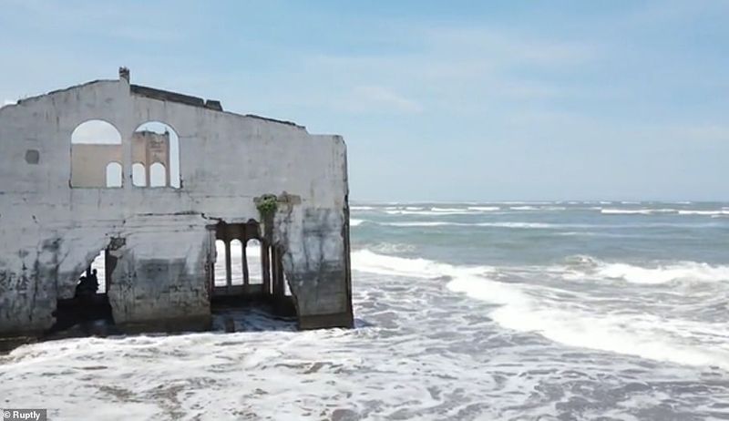 video viral Crowded to see the haunted house in El Salvador seashore