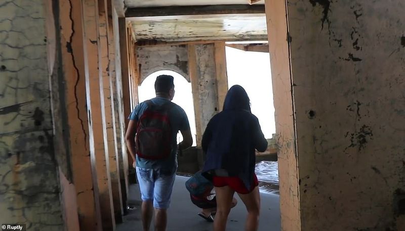 video viral Crowded to see the haunted house in El Salvador seashore