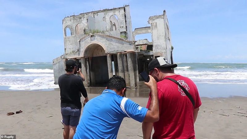video viral Crowded to see the haunted house in El Salvador seashore