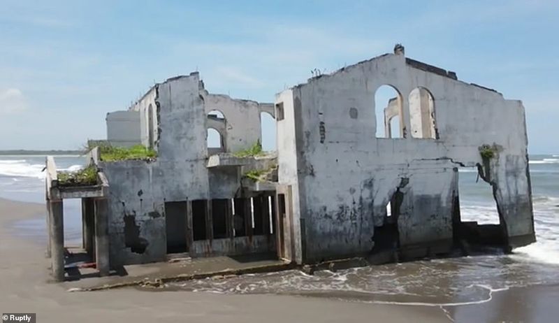 video viral Crowded to see the haunted house in El Salvador seashore