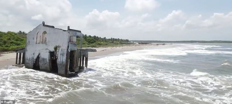 video viral Crowded to see the haunted house in El Salvador seashore