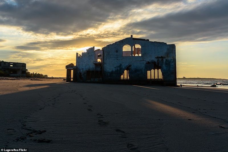 video viral Crowded to see the haunted house in El Salvador seashore