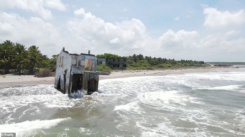 video viral Crowded to see the haunted house in El Salvador seashore