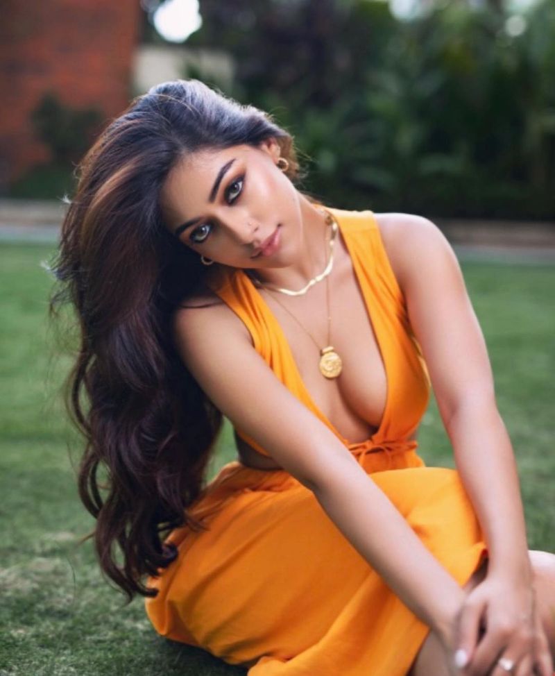 Famous heroine hot photo shoot going viral