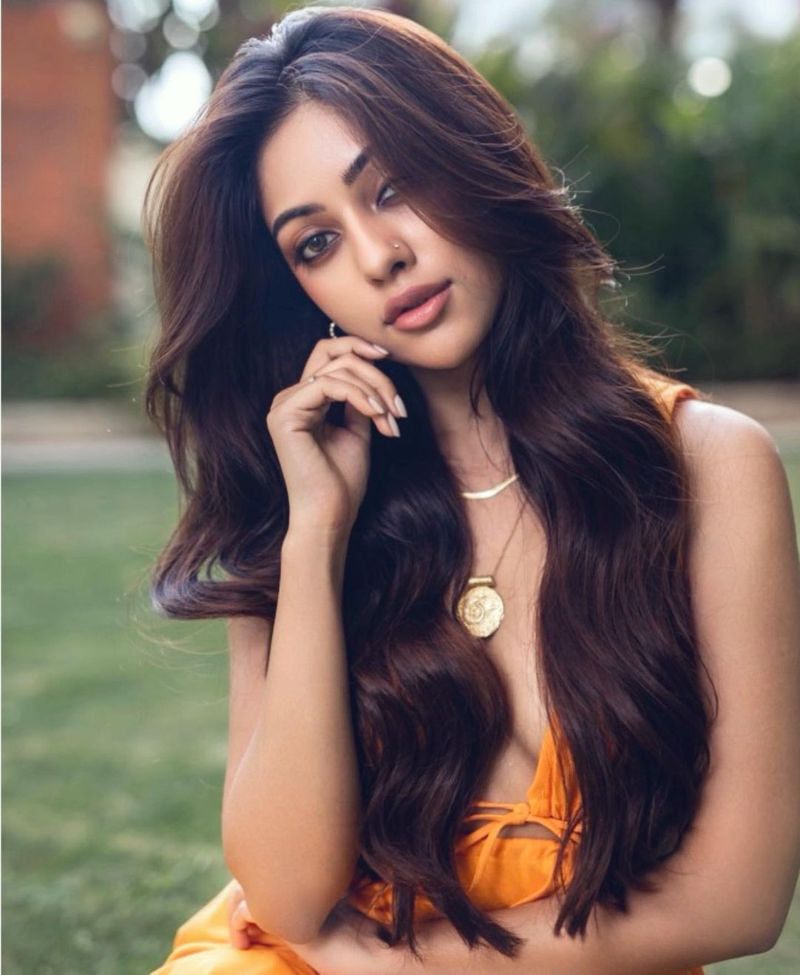 Famous heroine hot photo shoot going viral