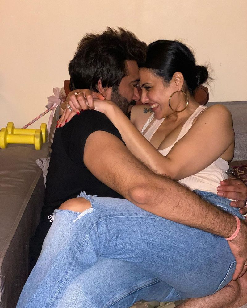 Hindi Bigg Boss 7 contestant Kamya Panjabi kisses husband Shalabh Dang passionately mah