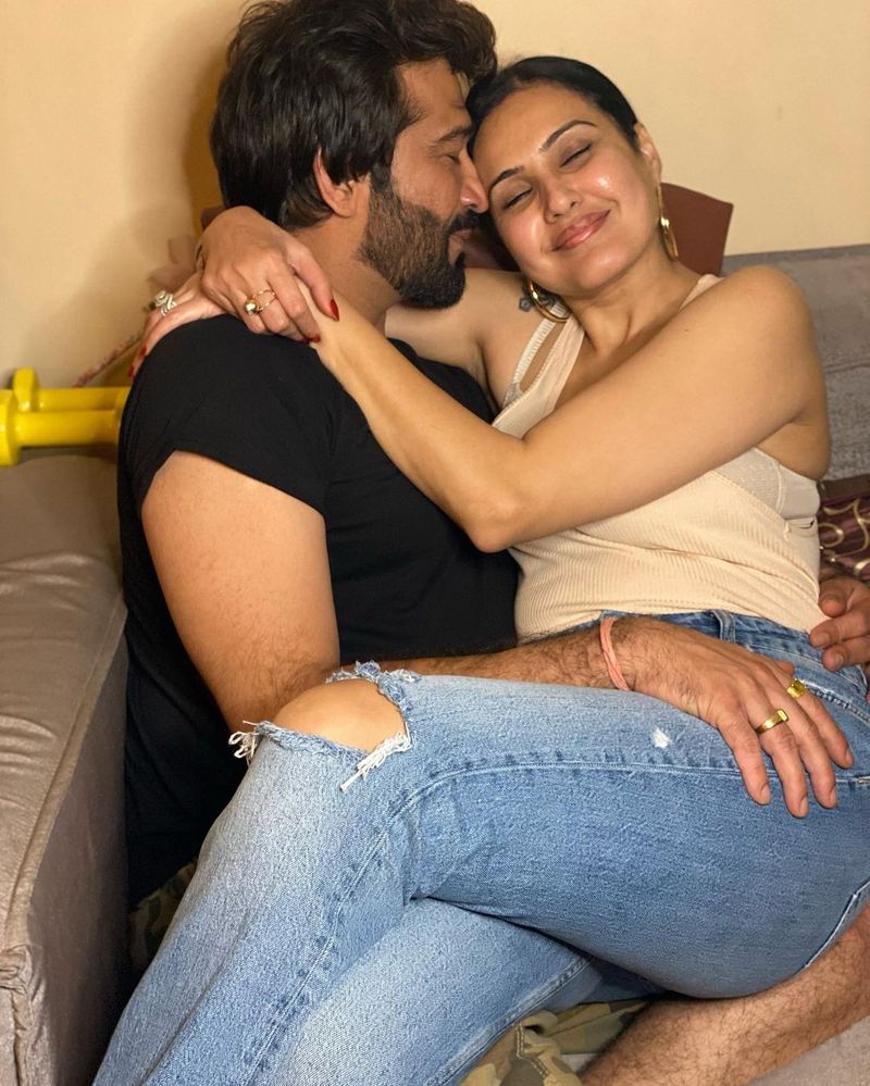 Hindi Bigg Boss 7 contestant Kamya Panjabi kisses husband Shalabh Dang passionately mah