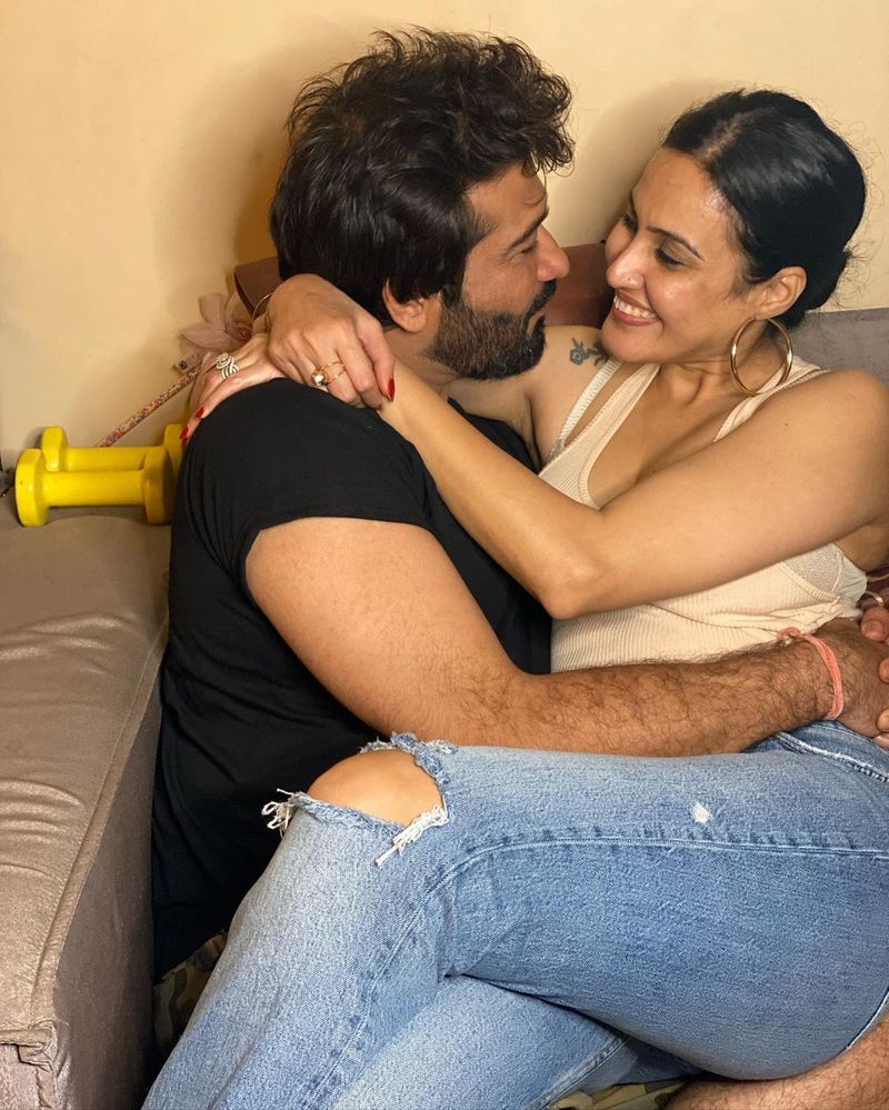 Hindi Bigg Boss 7 contestant Kamya Panjabi kisses husband Shalabh Dang passionately mah