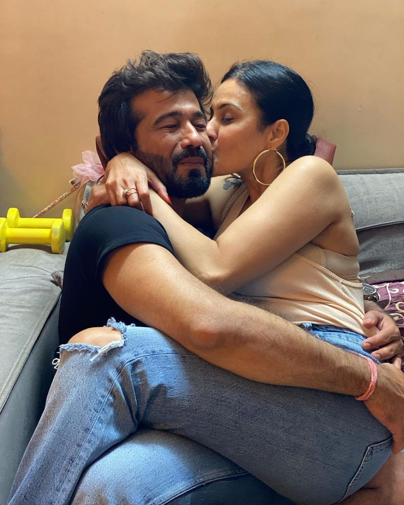 Hindi Bigg Boss 7 contestant Kamya Panjabi kisses husband Shalabh Dang passionately mah