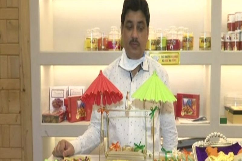 uttar pradesh news lucknow shop Chhappan Bhog sweet colors of tricolor on independence day 2021