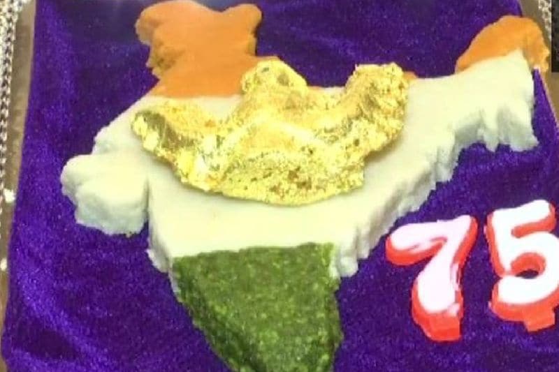 uttar pradesh news lucknow shop Chhappan Bhog sweet colors of tricolor on independence day 2021