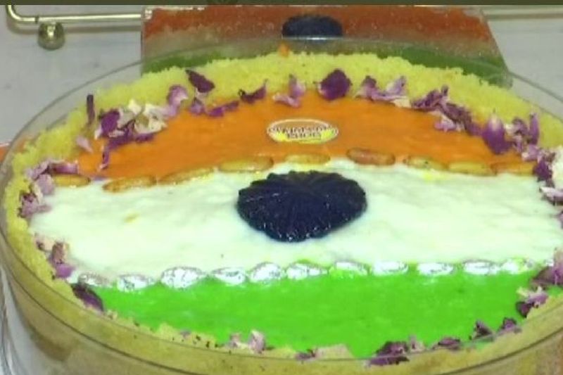 uttar pradesh news lucknow shop Chhappan Bhog sweet colors of tricolor on independence day 2021