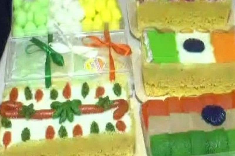 uttar pradesh news lucknow shop Chhappan Bhog sweet colors of tricolor on independence day 2021