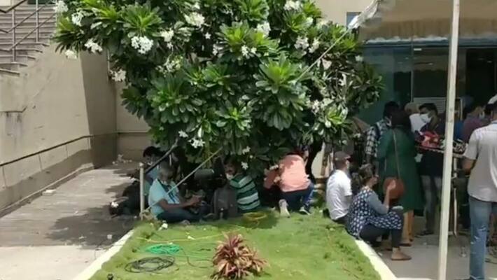 Reporters scorched in the sun for many hours .. officials who did indifference. Reporters scorched in the sun for many hours .. officials who did indifference.