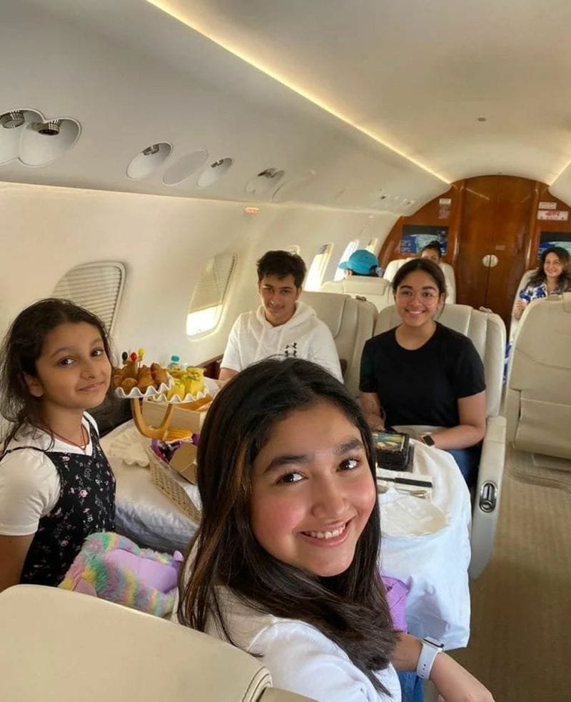 mahesh fly off to goa for family vacation photos viral