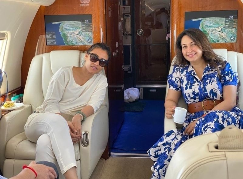 mahesh fly off to goa for family vacation photos viral