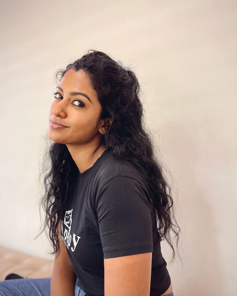bharathi kannama roshni cute heart melting photos