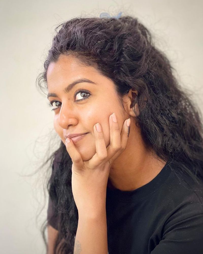 bharathi kannama roshni cute heart melting photos