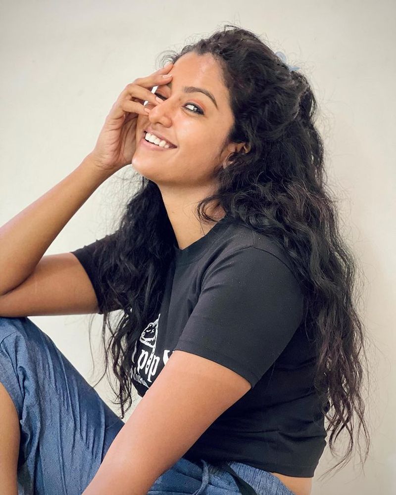 bharathi kannama roshni cute heart melting photos
