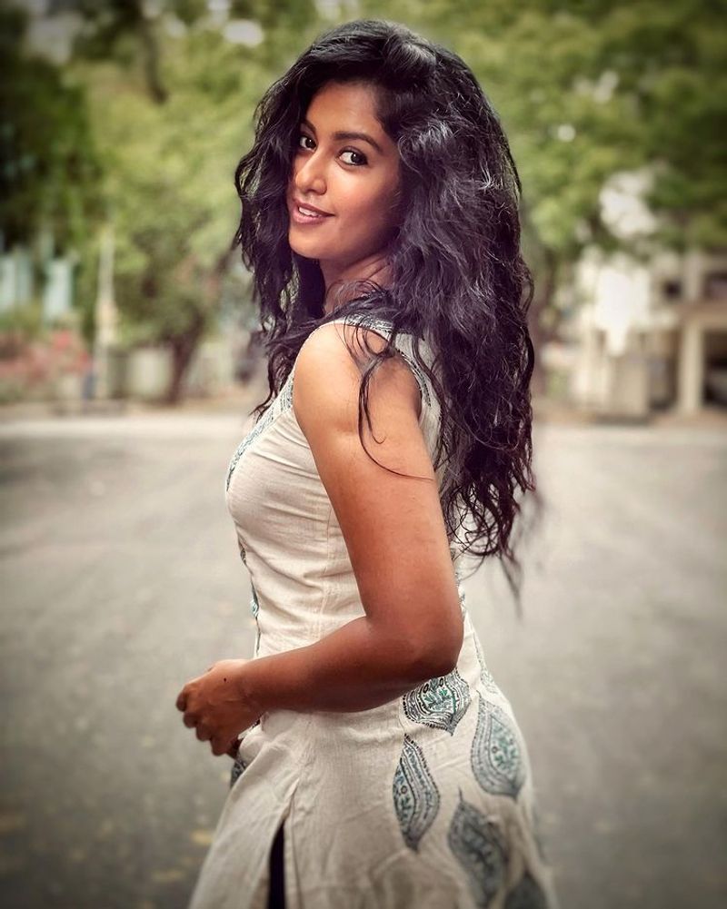 bharathi kannama roshni cute heart melting photos