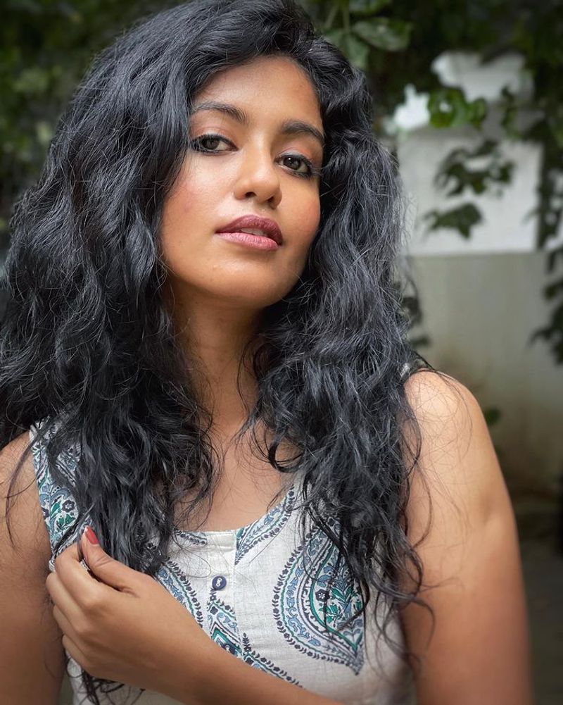 bharathi kannama roshni cute heart melting photos