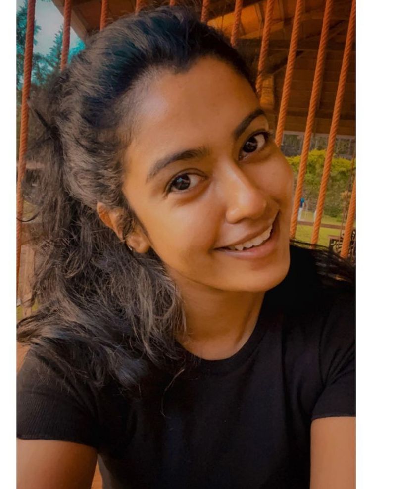 bharathi kannama roshni cute heart melting photos
