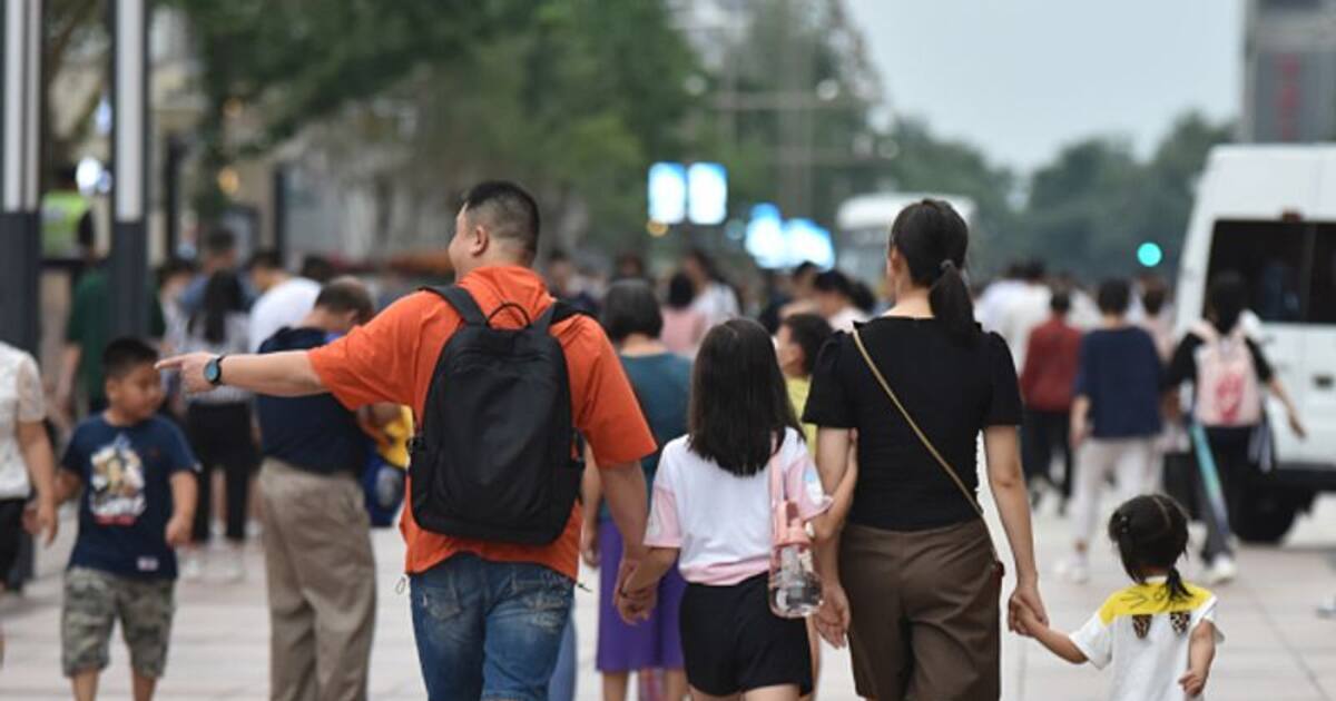  சீனாவில் 60 ஆண்டுகளில் சுருங்கிய மக்கள் தொகை; உழைக்கும் வயதினரும் குறைந்து தடுமாறும் பீஜிங்; காரணம் என்ன?