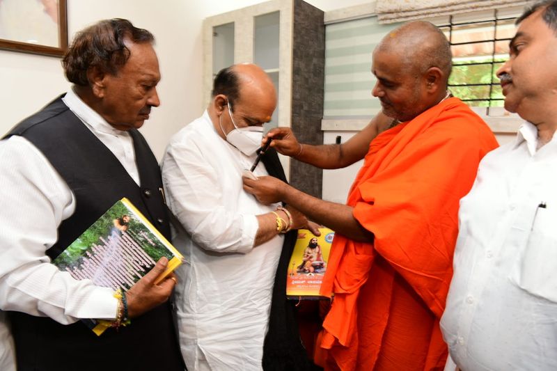 basavaraj bommai Meets Kaginele Shri Niranjanananda puri Swamiji at Bengaluru rbj
