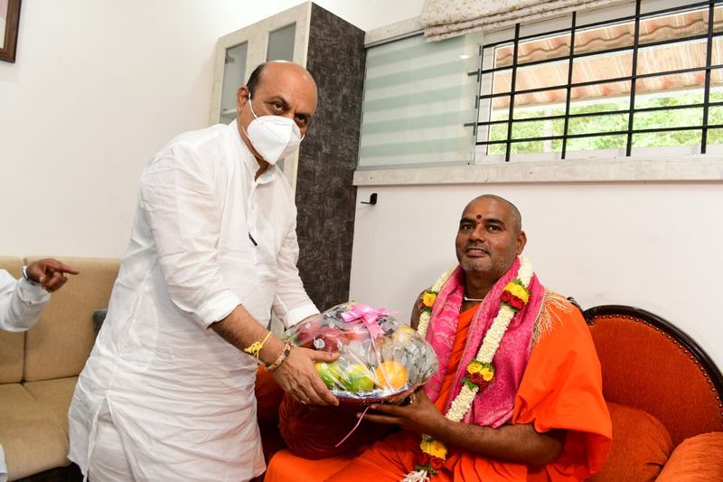 basavaraj bommai Meets Kaginele Shri Niranjanananda puri Swamiji at Bengaluru rbj