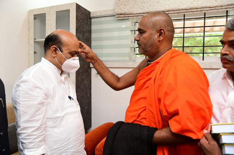 basavaraj bommai Meets Kaginele Shri Niranjanananda puri Swamiji at Bengaluru rbj