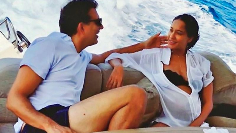 Lisa Haydon again posted breast feeding picture to give answer to troll bjc