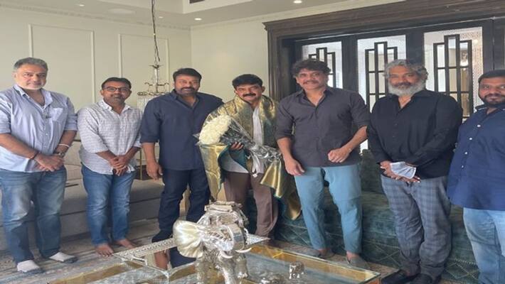 CM Jagan invites Megastar chiranjeevi to solve tollywood issues CM Jagan invites Megastar chiranjeevi to solve tollywood issues
