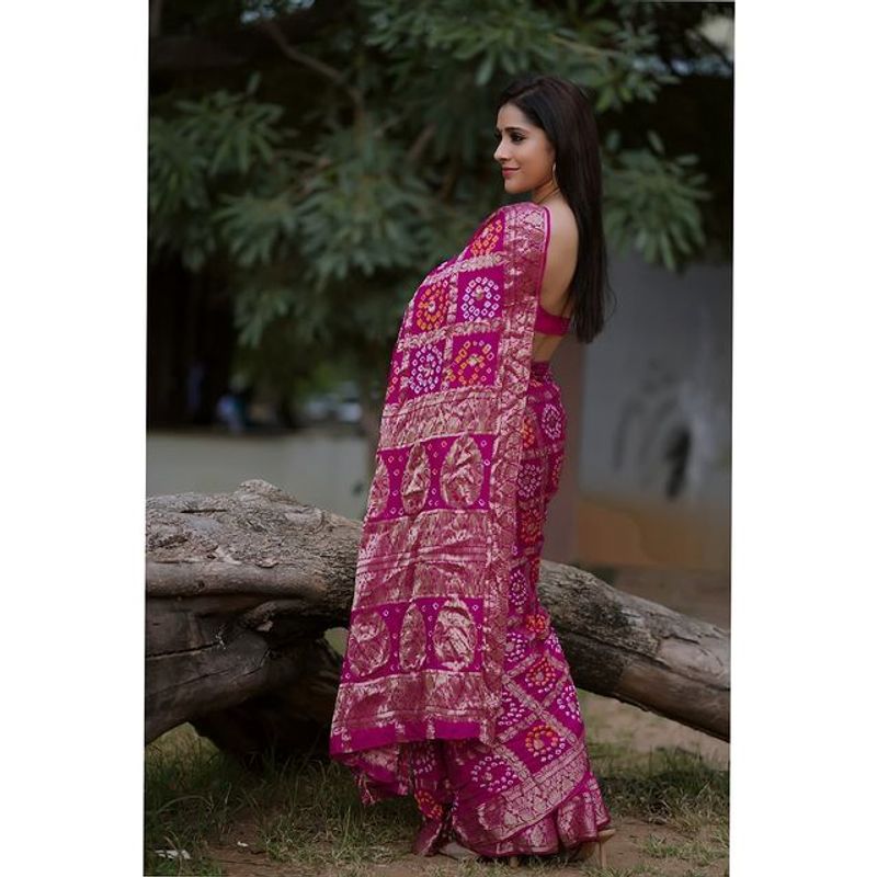 Anchor Rashmi gautam latest pink saree pics
