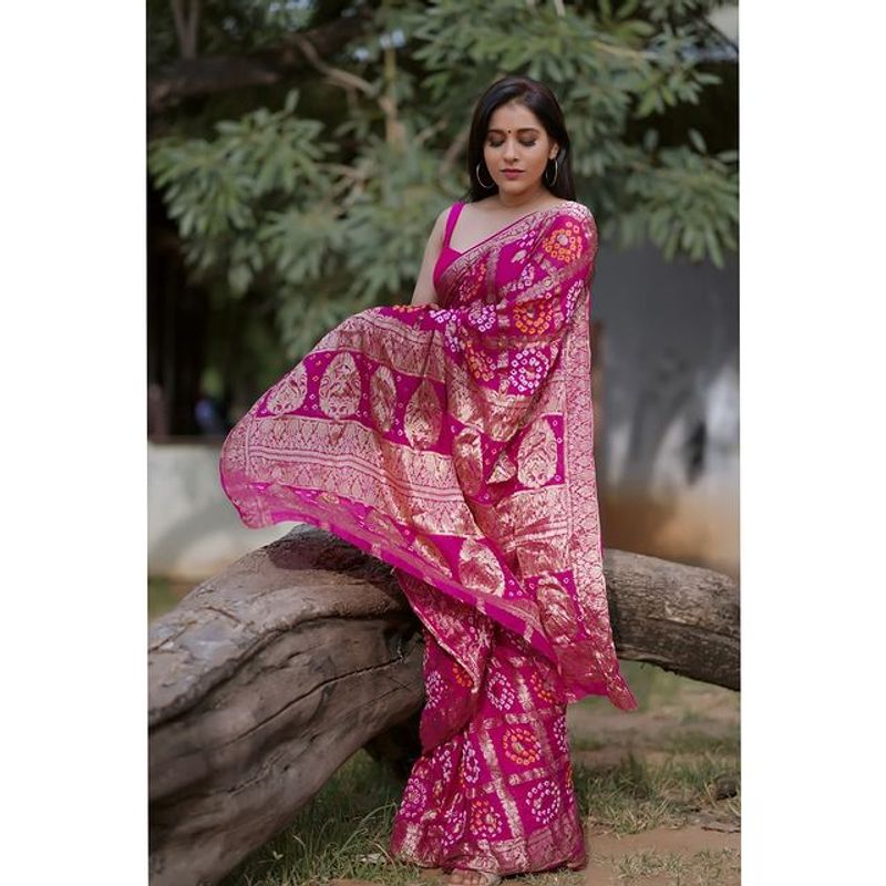 Anchor Rashmi gautam latest pink saree pics