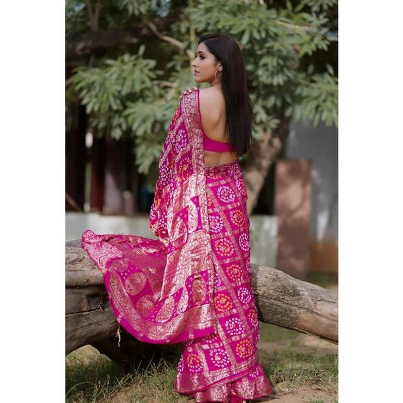 Anchor Rashmi gautam latest pink saree pics