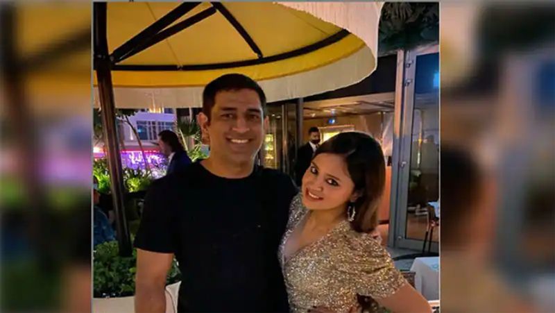 MS Dhoni 1 year of Retirement: see 11 photo when Mahi's news went viral on social media