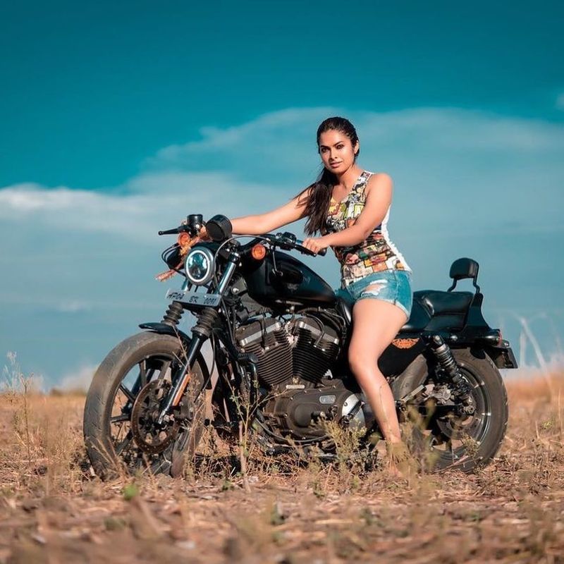 bogg bpss fame divi rises heat her back less poses goes viral