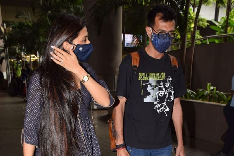 dhanashree verma receive her husband yuzvendra chahal in airport welcome by hug