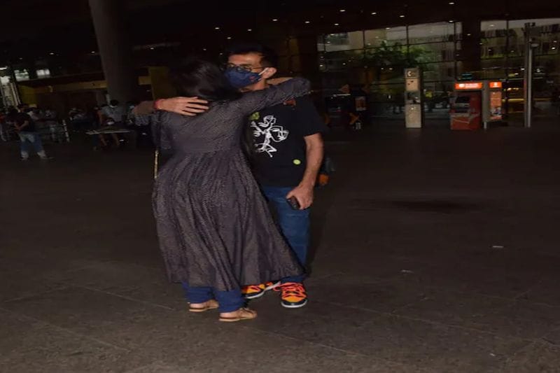 dhanashree verma receive her husband yuzvendra chahal in airport welcome by hug