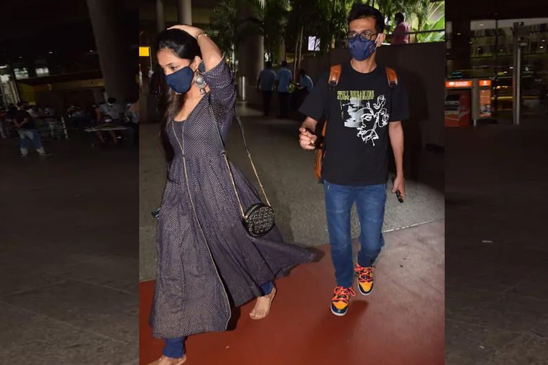 dhanashree verma receive her husband yuzvendra chahal in airport welcome by hug