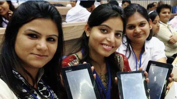 75th independence day flag hoisting cm pushkar singh dhami and announced free mobile tablets students 75th independence day flag hoisting cm pushkar singh dhami and announced free mobile tablets students