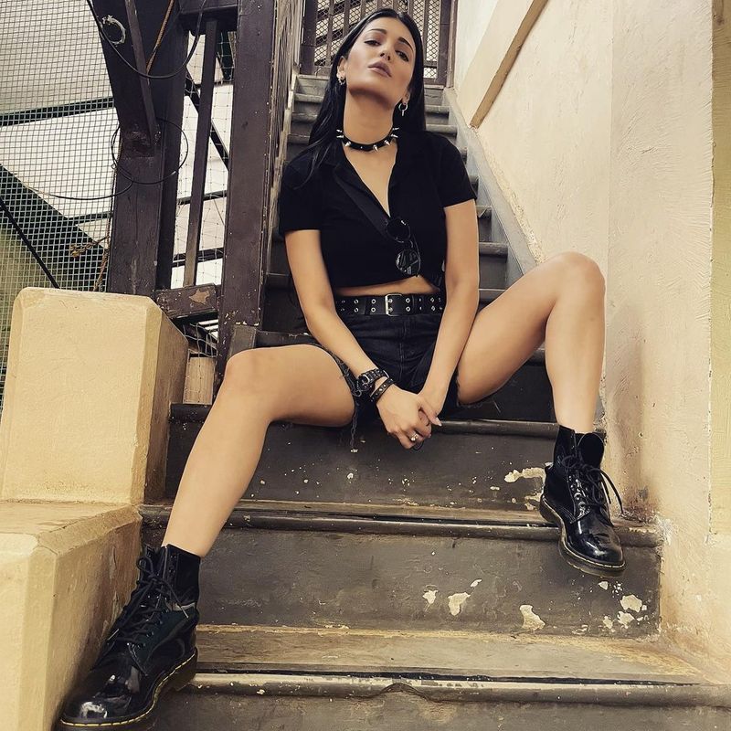 have you seen teenage shruti haasan ever look at her throwback pics at 17 age