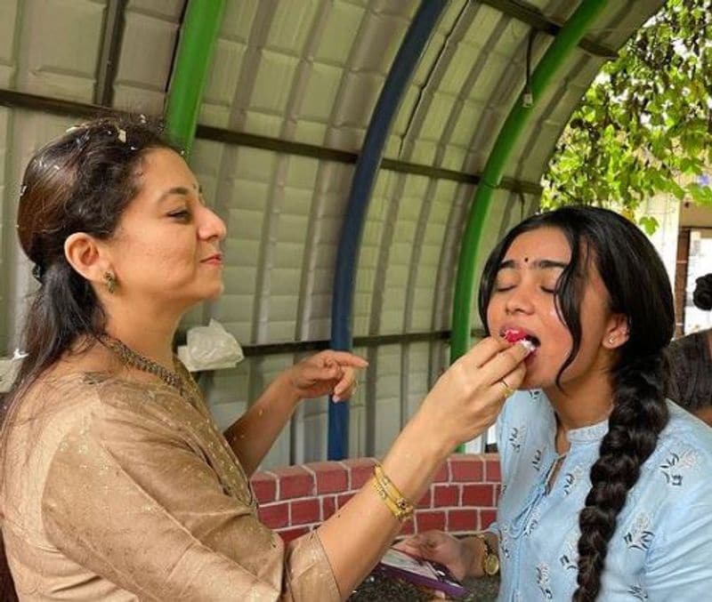 Sudharani celebrates 51st birthday with Malavika Shruti surprise vcs