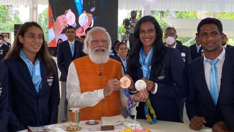 Narendra Modi met the Indian athletes who participated in the Olympics and made India proud