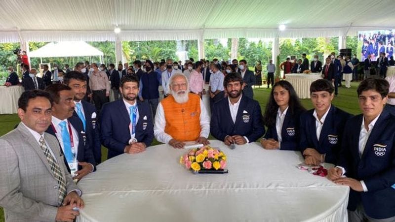 Narendra Modi met the Indian athletes who participated in the Olympics and made India proud