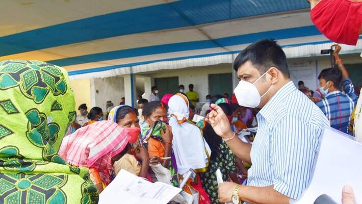 District Magistrate of Purulia explained the project of Duare Sarkar to locals in Santali language bmm District Magistrate of Purulia explained the project of Duare Sarkar to locals in Santali language bmm